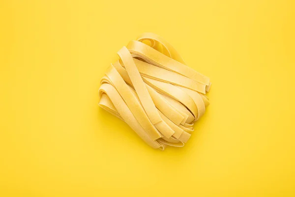 Uncooked Pappardelle Pasta Yellow Background Top View — Stock Photo, Image