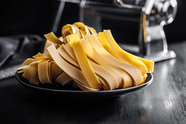 Uncooked Pappardelle Pasta Plate Black Table — Φωτογραφία Αρχείου