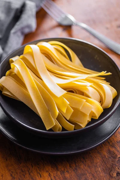 Uncooked Pappardelle Pasta Plate Wooden Table — 스톡 사진