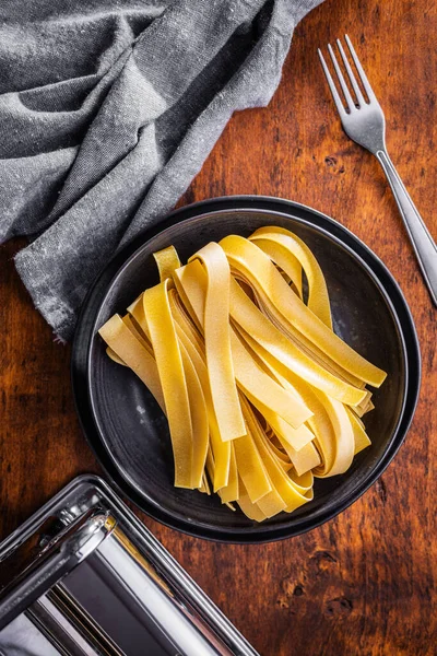 Uncooked Pappardelle Pasta Plate Wooden Table — 스톡 사진