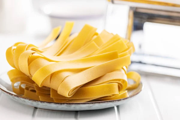 Pappardelpasta Niet Gekookt Een Bord Een Witte Tafel — Stockfoto