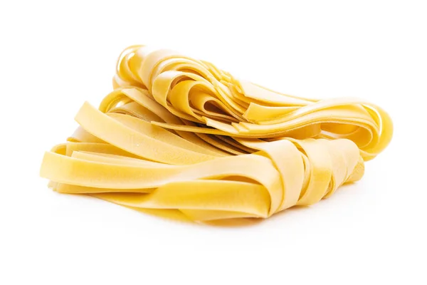 Ongekookte Pappardelle Pasta Geïsoleerd Een Witte Achtergrond Stockfoto