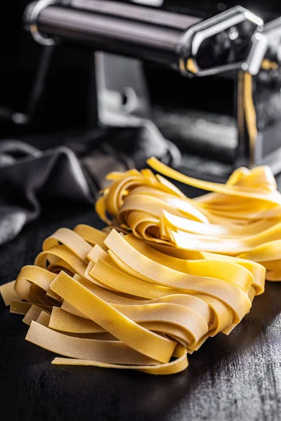 Uncooked Pappardelle Pasta Black Table 免版税图库图片