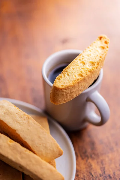 Sladké Anicini Sušenky Italské Biscotti Anýzovou Příchutí Šálkem Kávy Dřevěném — Stock fotografie