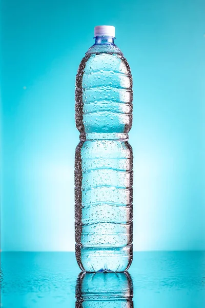 Garrafa Água Fria Plástico Com Gotas Água Fundo Azul — Fotografia de Stock