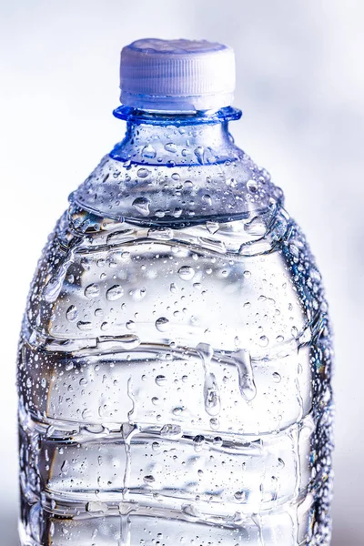 Detail Plastic Cold Bottle Water Water Drops — Stockfoto