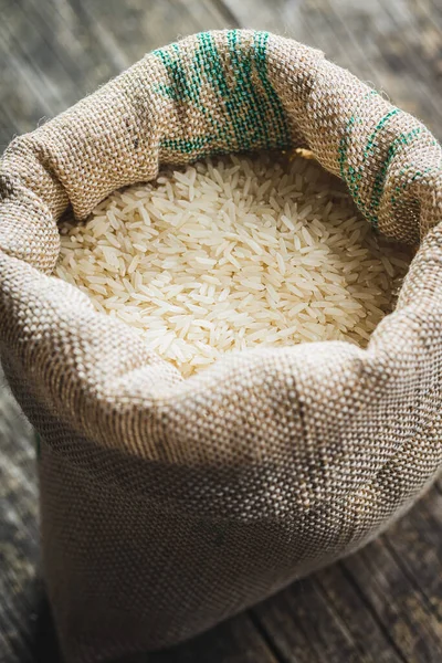 Uncooked White Rice Burlap Sack Wooden Table — Stockfoto