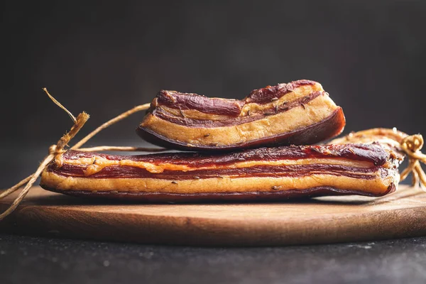 Whole Smoked Bacon Cutting Board Stock-foto