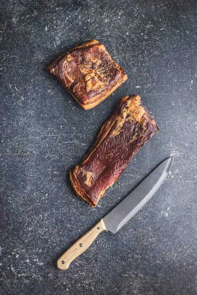 Whole Smoked Bacon Black Table Top View Stockfoto