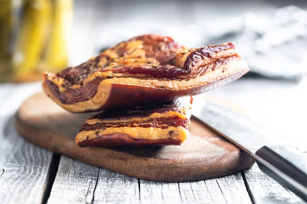 Whole Smoked Bacon Cutting Board lizenzfreie Stockfotos