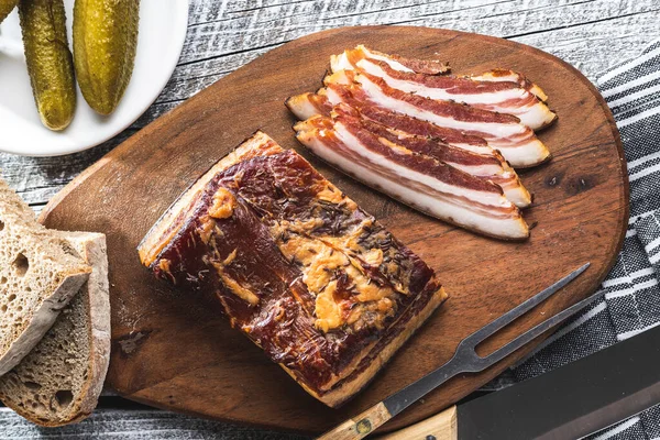 Sliced Smoked Bacon Cutting Board Top View Stockfoto