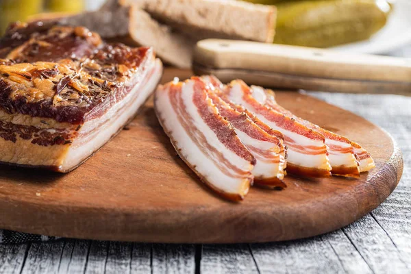 Sliced Smoked Bacon Cutting Board lizenzfreie Stockfotos