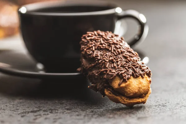 Petit Fours Chocolate Sprinkles Mini Chocolate Dessert Coffee Cup Imágenes de stock libres de derechos