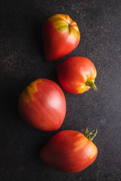 Bull Heart Tomatoes Black Table Top View — Fotografia de Stock