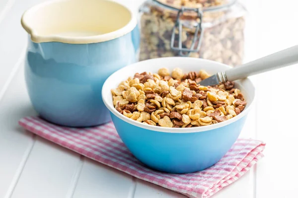 Breakfast Cereal Flakes Bowl Milk Checkered Napkin lizenzfreie Stockfotos