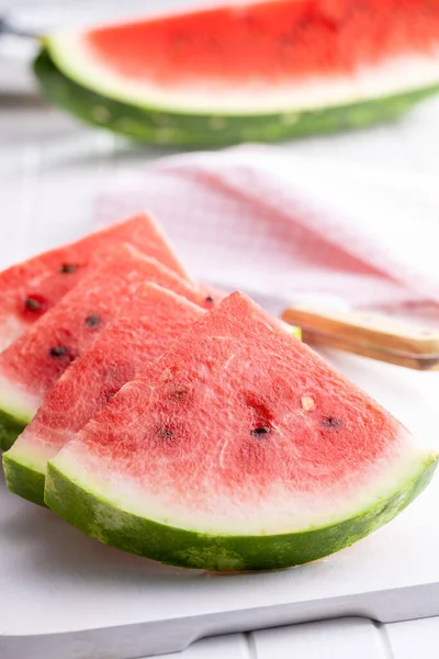 Slices Red Watermelon Cutting Board lizenzfreie Stockbilder