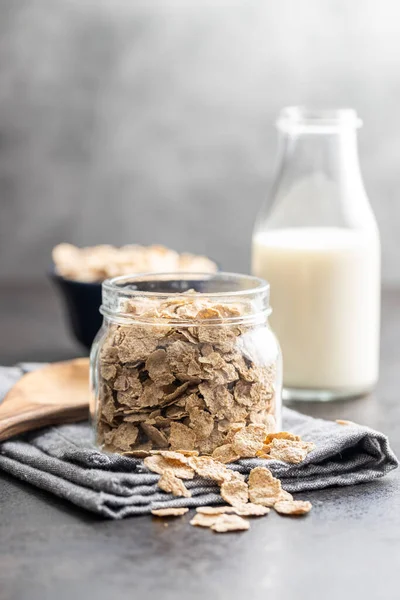 Whole Grain Cereal Flakes Wholegrain Breakfast Cereals Jar Kitchen Table lizenzfreie Stockbilder