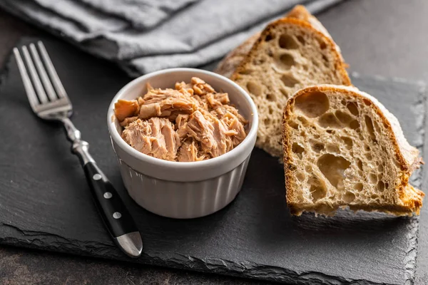 Tonno Scatola Nella Ciotola Sul Tagliere — Foto Stock