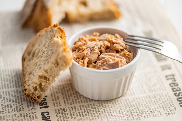 Canned Tuna Fish Bowl Newspapers — Stock Photo, Image