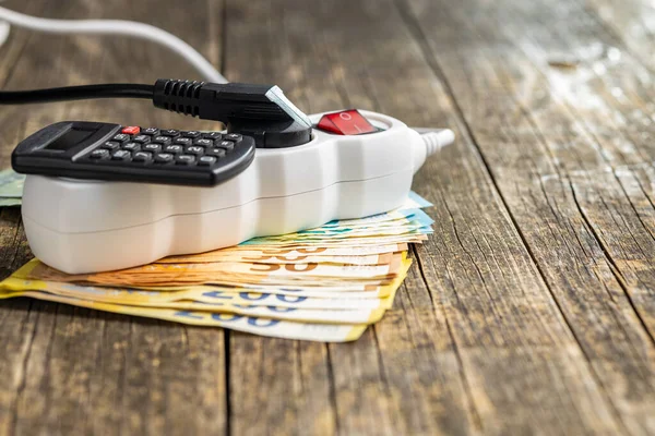 Stecker Taschenrechner Und Eurogeld Auf Dem Holztisch Konzept Zur Erhöhung — Stockfoto