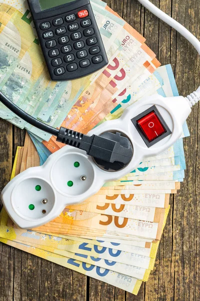 Elektrik Prizi Hesap Makinesi Euro Parası Ahşap Masada Artan Elektrik — Stok fotoğraf