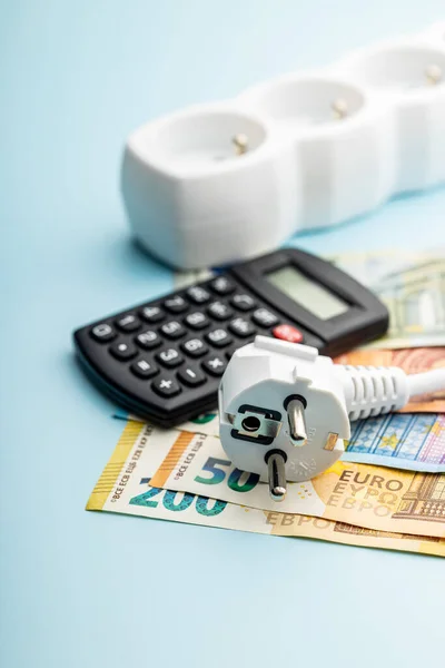 Plugue Elétrico Calculadora Dinheiro Euro Fundo Azul Conceito Aumento Dos — Fotografia de Stock