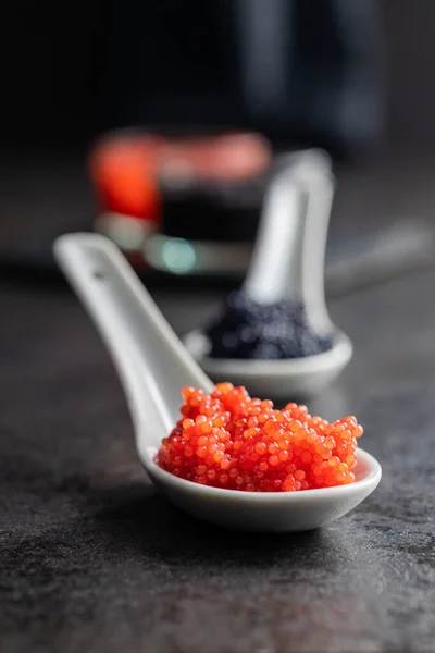 Roter Kaviar Keramiklöffel Auf Dem Dunklen Tisch — Stockfoto