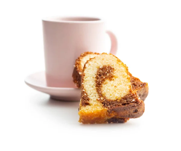 Süßer Biskuitkuchen Bundt Kuchen Und Kaffeetasse Isoliert Auf Dem Weißen — Stockfoto