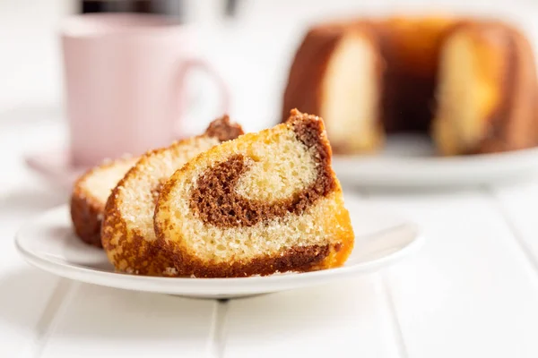 Süßer Biskuitkuchen Bundt Kuchen Auf Dem Teller Auf Dem Weißen — Stockfoto