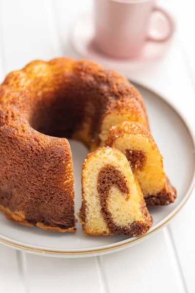 Gâteau Éponge Gâteau Bundt Sur Table Blanche — Photo