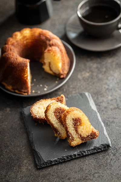 Süßer Biskuitkuchen Bundt Kuchen Auf Dem Dunklen Tisch — Stockfoto