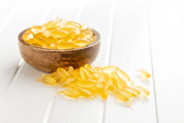 Tobolky Rybím Olejem Žlutá Omega Pilulky Misce Bílém Stole — Stock fotografie