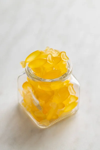鱼油胶囊 在白桌上的罐子里放3颗黄色欧米加药丸 — 图库照片