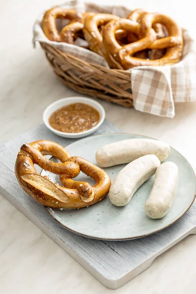 Traditionelle Bayerische Weißwürste Auf Dem Teller Und Brezeln — Stockfoto