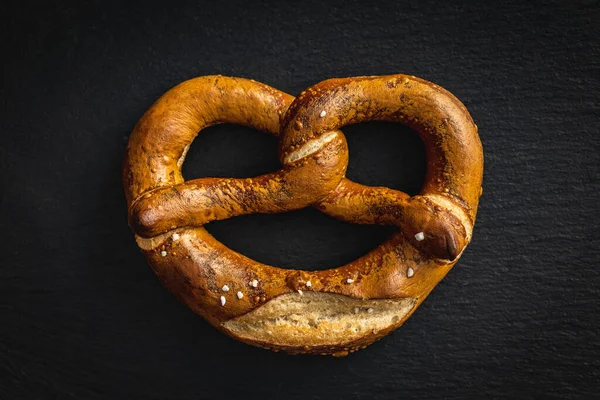 Pretzels Bavarianos Horno Mesa Negra Vista Superior — Foto de Stock