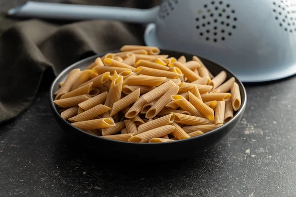 Pasta Integrale Cruda Penne Crude Nel Piatto — Foto Stock