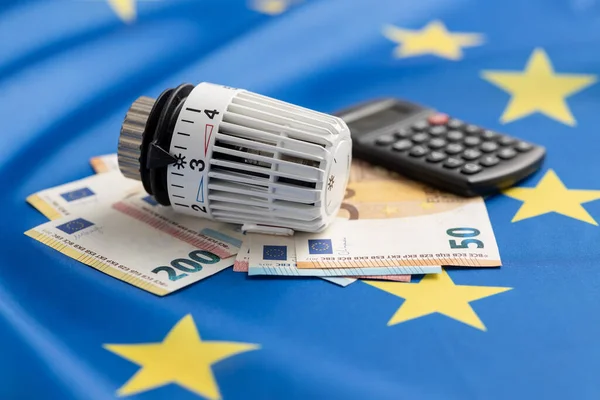 恒温阀和欧元纸币挂在欧盟旗帜上 能源危机的概念 — 图库照片