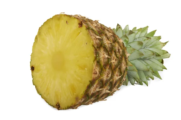 Ananas maturo. Isolato su bianco — Foto Stock