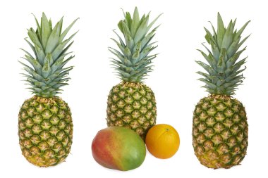 Olgun ananas, mango ve turuncu kümesi. beyaz izole