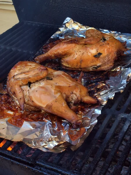 Cocinar en parrilla fumador — Foto de Stock