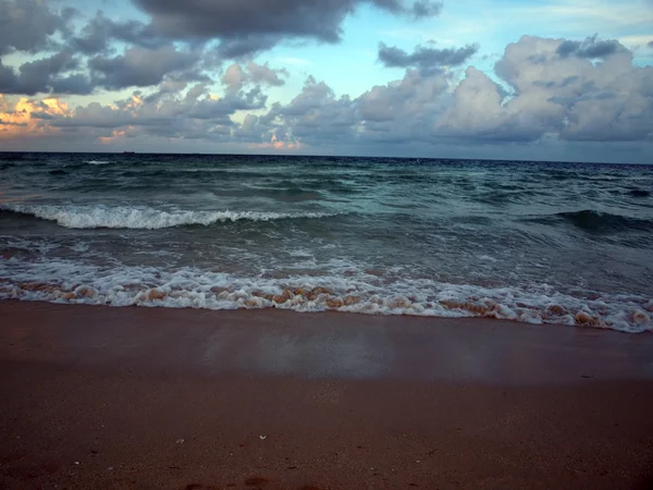 Surf plaży południowej o zmierzchu — Zdjęcie stockowe