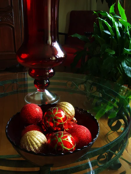 Christmas bulbs in glass bowl1 — Stock Photo, Image
