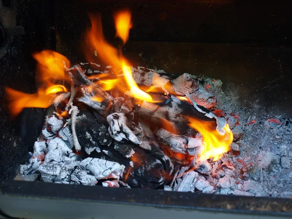 Flaming hot coals — Stock Photo, Image