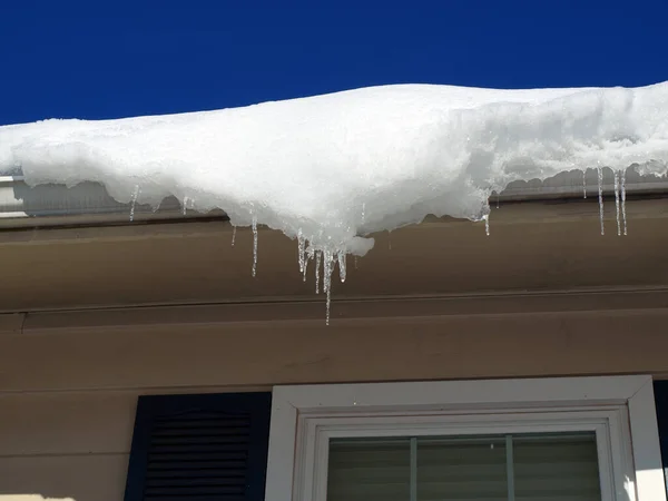 Photo Damaged Gutter Home Due Ice Damming — Stock Photo, Image