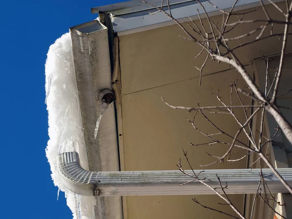 Photo Damaged Gutter Home Due Ice Damming — Stock Photo, Image