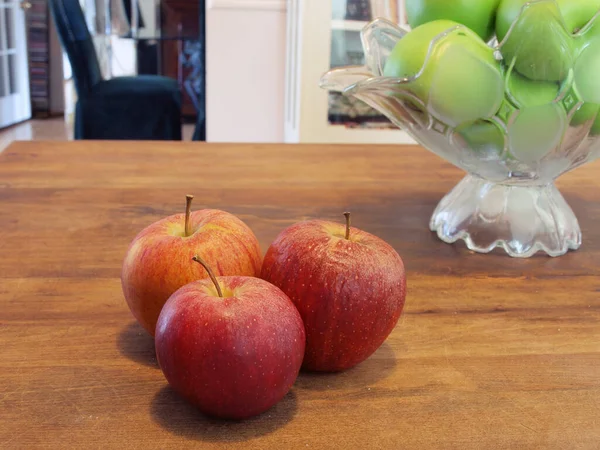 Photo Grouping Three Apples Wooden Kitchen Table — Stock Photo, Image