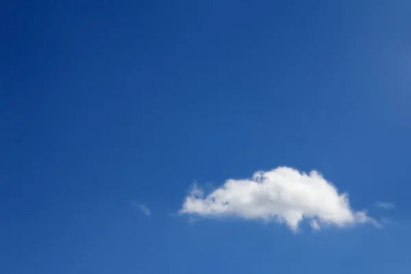Nuvola bianca nel cielo blu — Foto Stock