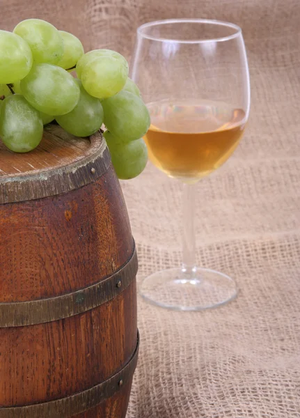 Wine, barrel with grapes — Stock Photo, Image
