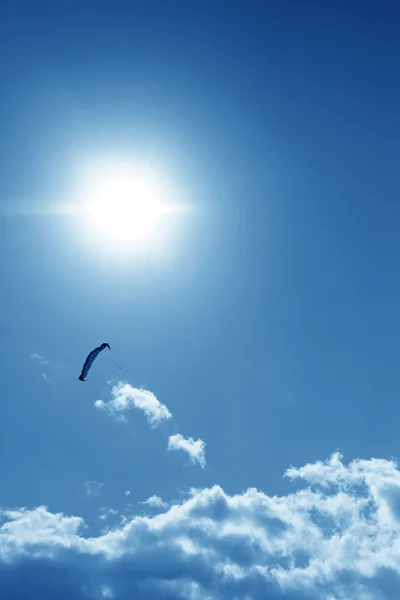 Кайт в голубом небе — стоковое фото