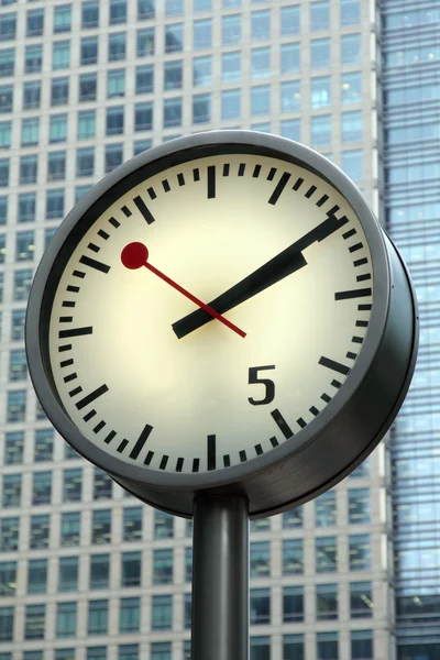 Orologio da strada in città — Foto Stock